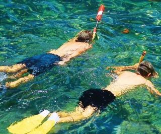 Ninos en snorkel